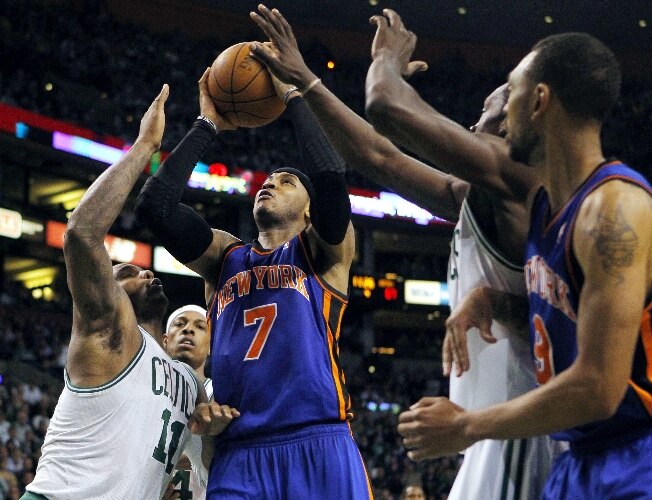NBA: Carmelo Anthony, do New York Knicks, encara a marcação para arremessar contra o Boston Celtics