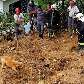 Deslizamento de terra atinge casa matando três pessoas da mesma família em Ribeirão Pires, SP Deslizamento de terra atinge casa matando três pessoas da mesma família em Ribeirão Pires, SP