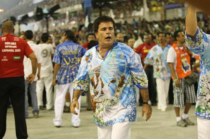 O apresentador Wagner Montes durante o desfile da Beija-Flor