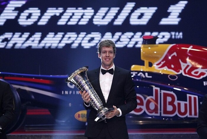 Vettel recebe truféu pelo título da Fórmula 1