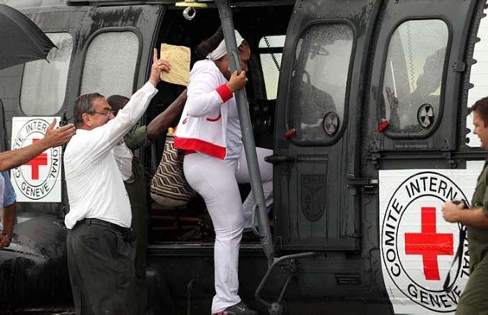 Líder das negociações. a senadora Piedad Cordoba embarca no helicóptero