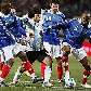 Aguero, da Argentina, tenta passar por Diarra e Gallas, da França Aguero, da Argentina, tenta passar por Diarra e Gallas, da França