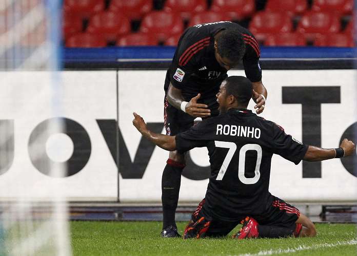 Robinho comemora gol pelo Milan nos 2 a 1 sobre o Napoli, pelo Campeonato Italiano