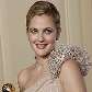 Drew Barrymore posa com o prêmio de melhor atriz pelo filme para TV 