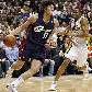 Anderson Varejão, dos Cavs, dribla Stephen Graham, dos Pacers
