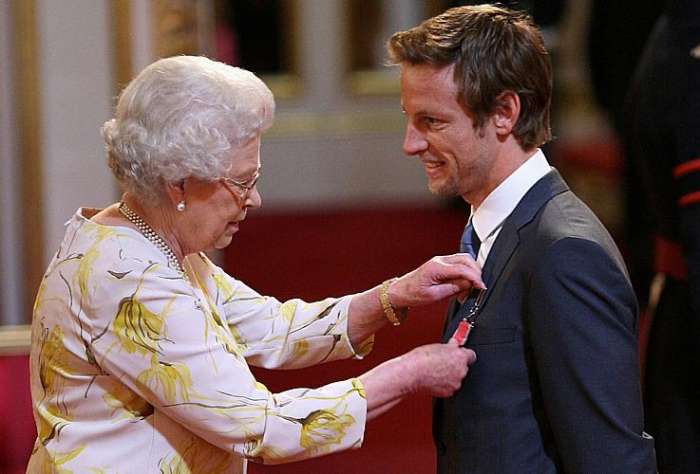 Rainha Elizabeth II condecora o piloto inglês Jenson Button, atual campeão da Fórmula 1