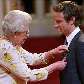 Rainha Elizabeth II condecora o piloto inglês Jenson Button, atual campeão da Fórmula 1 Rainha Elizabeth II condecora o piloto inglês Jenson Button, atual campeão da Fórmula 1