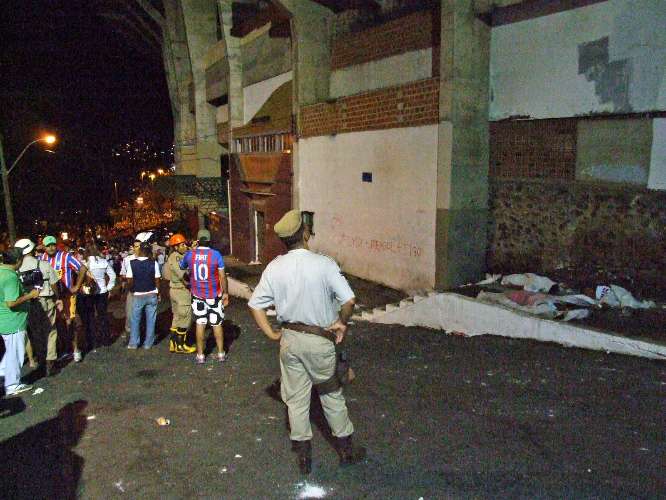 Enquanto o Bahia comemorava a volta à Série B, arquibancada cedeu e 9 pessoas morreram