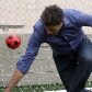 Prefeito de São Paulo escorrega em campo ao tentar segurar bola Prefeito de São Paulo escorrega em campo ao tentar segurar bola
