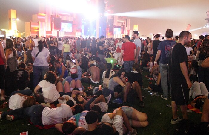 Alguns utilizam o intervalo dos shows para deitar no gramado e até mesmo namorar