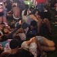 Alguns utilizam o intervalo dos shows para deitar no gramado e até mesmo namorar