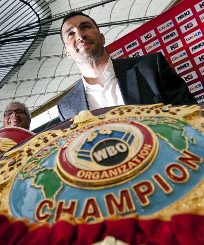 O ucraniano Vitali Klitschko posa com o cinturão de campeão dos peso pesados em promoção de luta