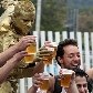 Um movimento por uma cerveja: estátua viva tira foto com participantes do Rock in Rio