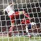 Lichtsteiner, da Suíça, tenta interceptar bola cabeceada por Gonzalez, no gol chileno