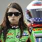A norte-americana Danica Patrick aguarda ao lado do carro e do capacete o treino na Nascar A norte-americana Danica Patrick aguarda ao lado do carro e do capacete o treino na Nascar
