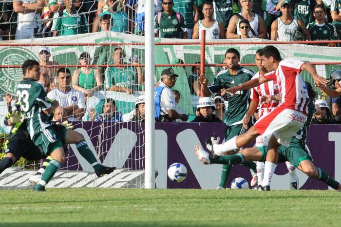 Claudio Luiz chuta a bola para marcar gol do Náutico contra o Palmeiras