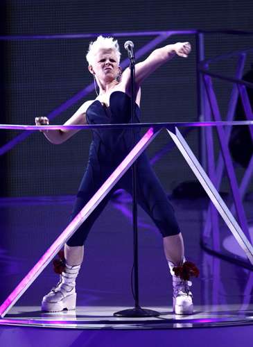 Robyn se apresenta no VMA