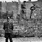 Guarda de Berlim Ocidental parado em frente ao Muro de Berlim em 1961 Guarda de Berlim Ocidental parado em frente ao Muro de Berlim em 1961