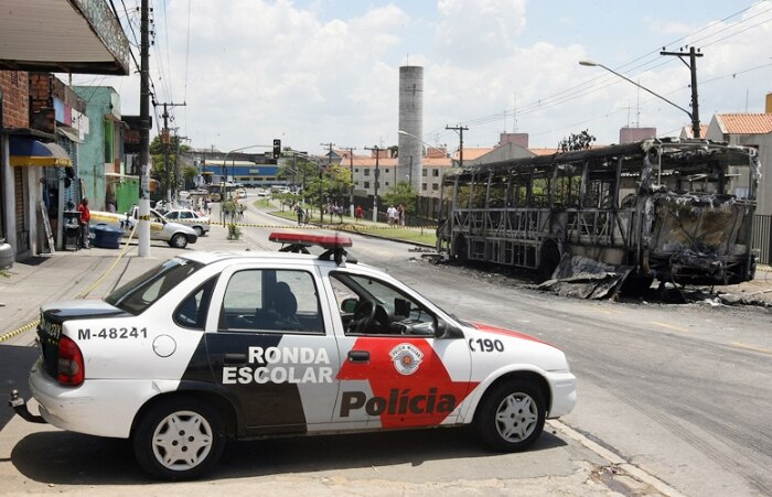 Ônibus são incendiados na zona leste de São Paulo 