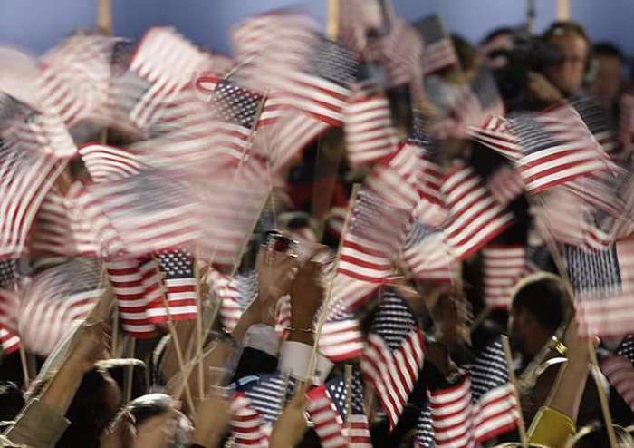 Em Chicago, multidão agita as bandeiras dos EUA após televisão anunciar a vitória de Barack Obama