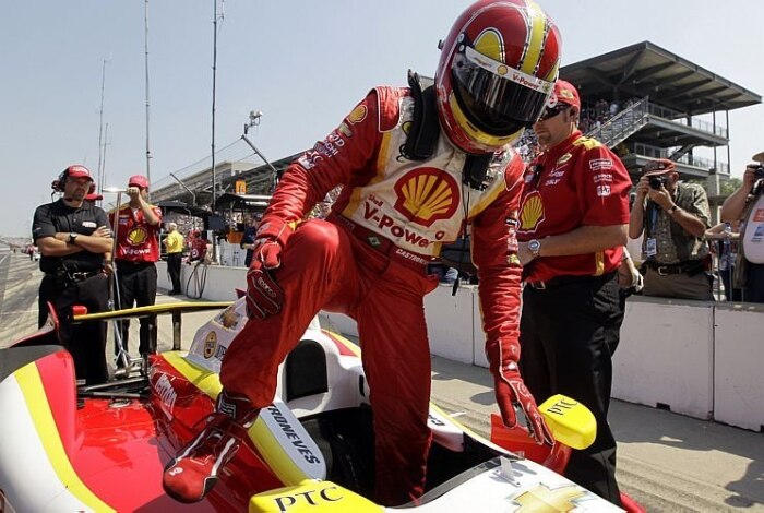 Hélio Castroneves deixa o carro após fazer o melhor tempo nos treinos de Indianápolis