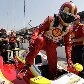 Hélio Castroneves deixa o carro após fazer o melhor tempo nos treinos de Indianápolis