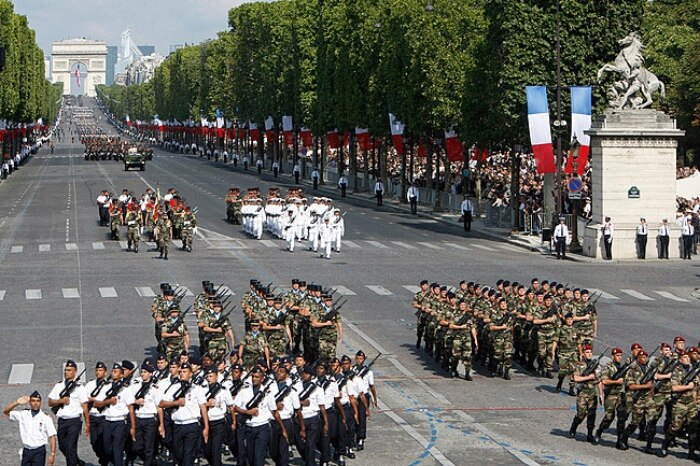 Soldados do exército francês caminham pela Champs-Elysées no desfile do Dia da Bastilha