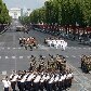 Soldados do exército francês caminham pela Champs-Elysées no desfile do Dia da Bastilha Soldados do exército francês caminham pela Champs-Elysées no desfile do Dia da Bastilha