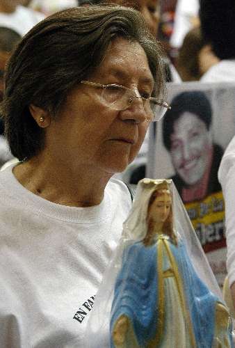 Mãe do deputado Sigifredo López ora com imagem de santa nas mãos