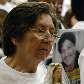 Mãe do deputado Sigifredo López ora com imagem de santa nas mãos