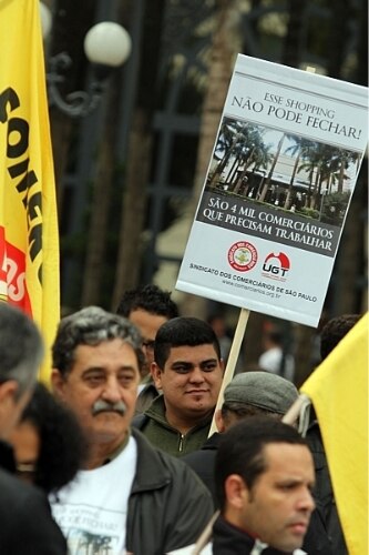 Manifestantes protestam contra fechamento do Shopping Higienópolis