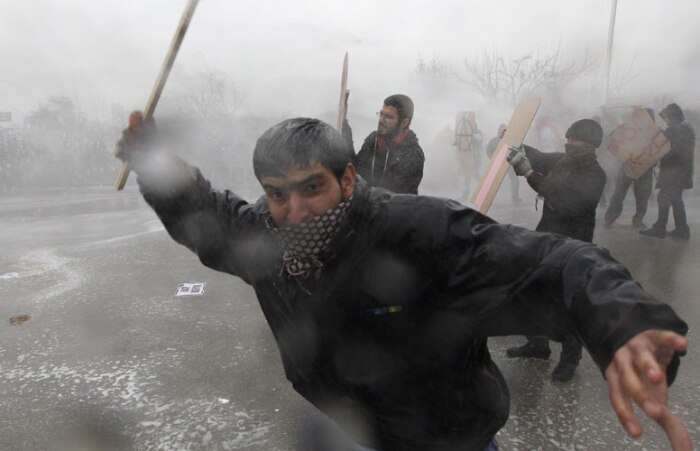 Manifestante ataca fotógrafo durante protesto contra educação policial em universidade da Turquia 
