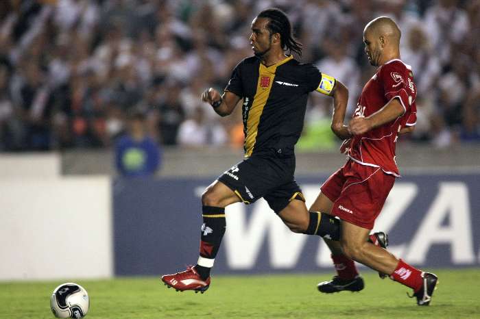 Carlos Alberto passa pela marcação do América-RN na vitória do Vasco por 2 a 1
