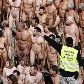 Quase 600 homens e mulheres posam nus em protesto contra o aquecimento global Quase 600 homens e mulheres posam nus em protesto contra o aquecimento global