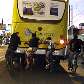 Ciclistas pegando carona na traseira de ônibus, em Ribeirão Preto. 01/06/2010