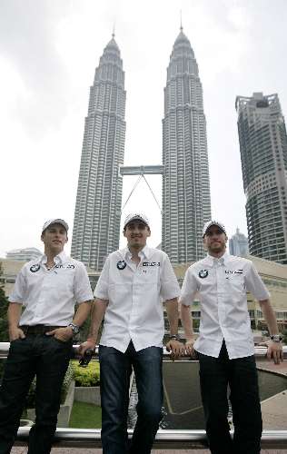 Nick Heidfeld, Robert Kubica e Christian Klien posam em frente à Torre Petronas, na Malásia
