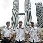 Nick Heidfeld, Robert Kubica e Christian Klien posam em frente à Torre Petronas, na Malásia Nick Heidfeld, Robert Kubica e Christian Klien posam em frente à Torre Petronas, na Malásia