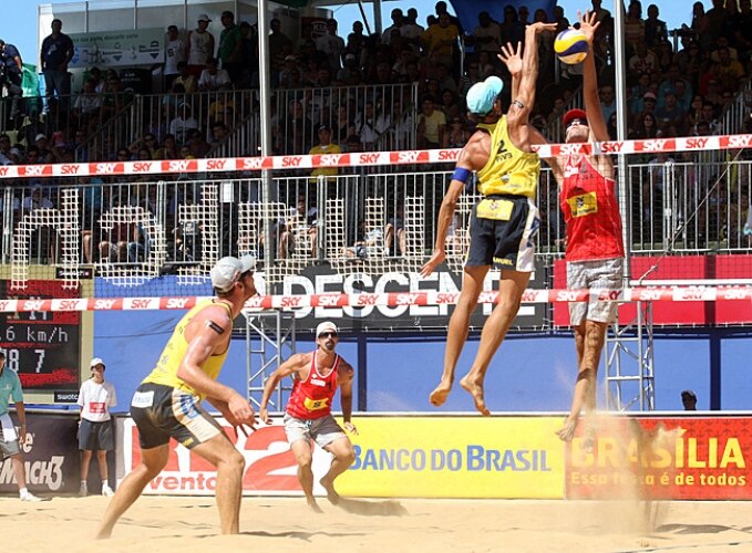Emanuel sobe para cortar e enfrenta o bloqueio de Dalhausser