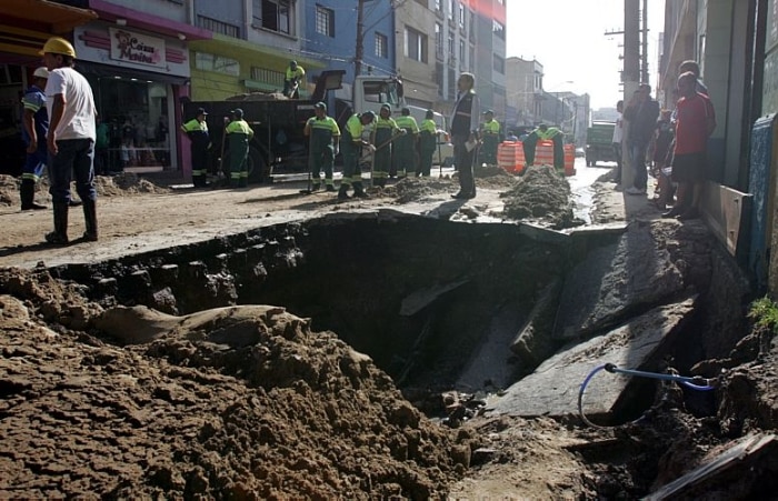 Rompimento de tubulação alaga ruas no centro de São Paulo 