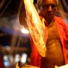 Conheça como funciona o imenso mercado a céu aberto de Belém Arte & Lazer - A divisão do trabalho é clara: os viradores ficam responsáveis por virar o peixe à vista do cliente - Foto: Julia Rettmann/AE