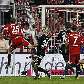 Thomas Mueller (esq.) escora a bola para fazer gol para o Bayern de Munique contra o Wolfsburg