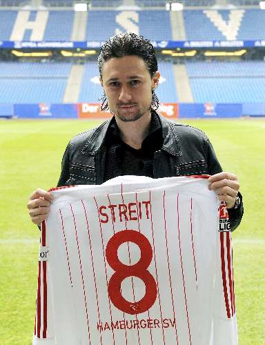 Hamburgo apresenta o meio-campo Albert Streit