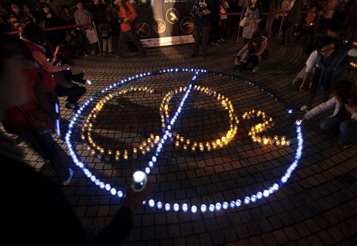 Mensagem contra CO2 escrita com LEDs (Diodo Emissor de Luz, em português) na ilha de Taiwan