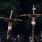 Moradores assistem encenação da cruxificação de Cristo em procissão pela Semana Santa Moradores assistem encenação da cruxificação de Cristo em procissão pela Semana Santa
