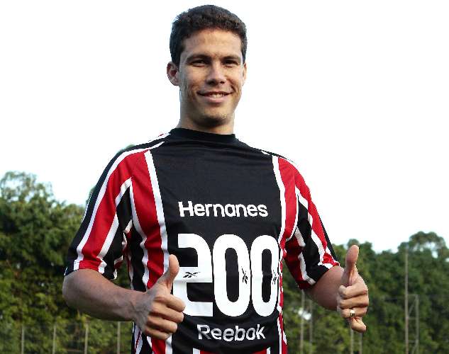 O volante Hernanes exibe camisa comemorativa pelos 200 jogos no São Paulo