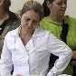 Mãe de Eloá observa corpo da filha no caixão durante velório