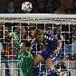 Falta do japonês Okubo em cima do goleiro paraguaio Villar Falta do japonês Okubo em cima do goleiro paraguaio Villar