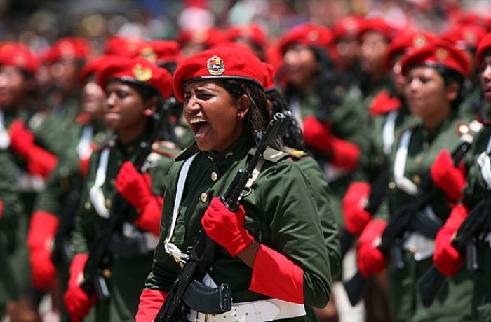 Soldada venezuelana durante desfile militar na capital do país, Caracas, por ocasião do bicentenário