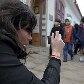 A escritora argentina Pola Oloixarac fotografando o centro histórico de Paraty