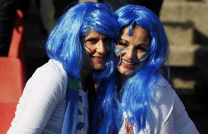 Pose para foto de torcedoras italianas no estádio Ellis Park